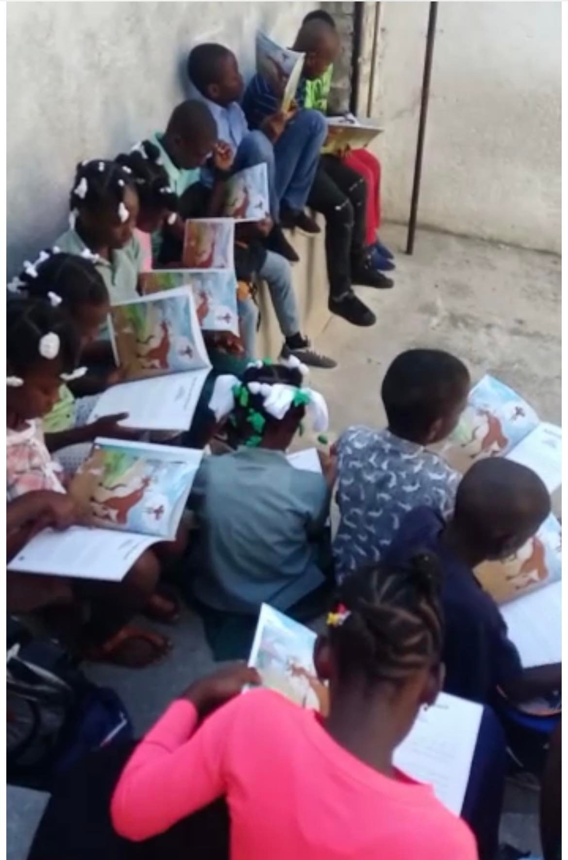 A class of children reading Nan Jaden Amoni together